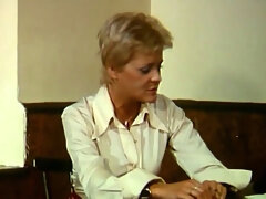 bang-out - Judge inspects facts of the case in the courtroom