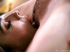 69, Chambre à dormir, Gros seins, Blonde, Embrassement, Lesbienne, Seins naturels, Tatouage