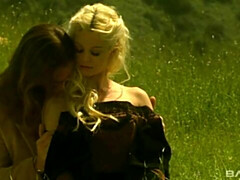 Culo grande, Verga grande, Tetas grandes, Rubia, Mamada, Estilo perrito, Al aire libre