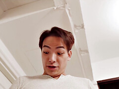 18 ans, Sucer une bite, Léchez, Seins naturels, Rasée, Tatouage, Adolescente, Nénés