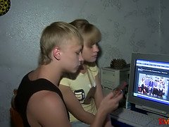 18 jaar, Enthousiasteling, Pijpbeurt, Hardcore, Hd, Natuurlijke tieten, Realiteit, Tiener