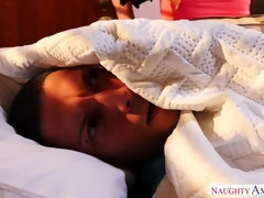 Gros seins, Brunette brune, Éjaculer dans la bouche, Maman, Rasée, Gicler, Jarretelles, Nénés