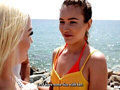 Plage, Doigter, Embrassement, Lesbienne, Masturbation, Rasée, Dénudage, Nénés