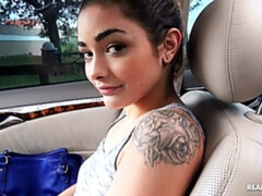 Leie, Arsch, Blasen, Braunhaarige, Handjob, Pov, Tätowierung, Jungendliche (18+)