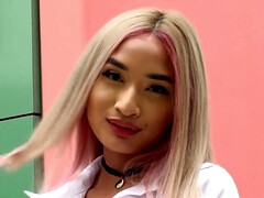 18 ans, Grosse bite, Sucer une bite, Homme nu et filles habillées, Léchez, Élève, Jarretelles, Adolescente