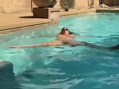 Amateur, Gros seins, Brunette brune, Maman, Seins naturels, Piscine, Solo, Mouillée