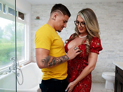 Cuarto de baño, Rubia, Mamada, Polla, Vestido, Madres para coger, Coño, Tatuaje