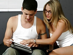 18 ans, Gros cul, Grosse bite, Gros seins, Branlette thaïlandaise, Masturbation, Maigrichonne, Adolescente