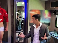 18 jahre, Grosser schwanz, Spermaladung, Schwanz, Hundestellung, Aufs gesicht abspritzen, Handjob, Ablutschen