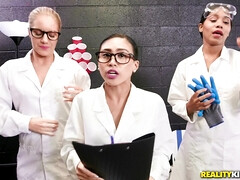 Amerikaans, Pijpbeurt, Universiteit, Hondjeshouding, Slaapzaal, Kwartet, Masturbatie, Tieten likken