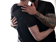 Анальный секс, Большие дырки, Геи, Волосатые, Поцелуи, Зрелые, Тощие, Тату