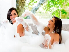 Sucer une bite, Brunette brune, 2 femmes 1 homme, Doigter, Poilue, Lingerie, Adolescente, Plan cul à trois