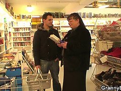 Arsch, Blasen, Braunhaarige, Geile alte tussi, Kehlenfick, Oma, Reif, Milf