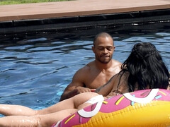 Tetas grandes, Engañando, Garganta profunda, Interracial, Besar, Al aire libre, Piscina, Tetas