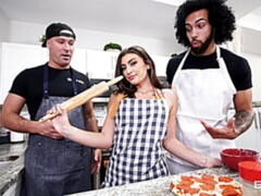 Grosse bite, Brunette brune, Tromperie, En levrette, Doigter, Cuisine, Rasée, Tatouage