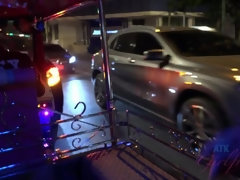 Kont, Bruinharig, Vingeren, Orgasme, Openbaar, Geschoren, Mager, Strippen