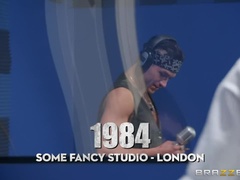 Tetas grandes, Rubia, Tacones, Coño, Falda, Trio, Tetas, Tren