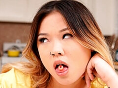 Asiatique, Sucer une bite, Brunette brune, Éjaculer dans la bouche, Tir de sperme, Branlette thaïlandaise, Léchez, Nénés