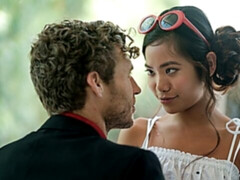 Asiatique, Cul, Brunette brune, En levrette, Branlette thaïlandaise, Interracial, Embrassement, Tatouage