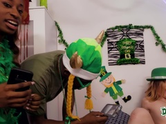 69 negenenzestig, Blond, Pijpbeurt, Universiteit, 1 man 2 vrouwen, Slipje, Doordringend, Slikken