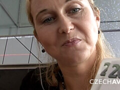 Leie, Grosser arsch, Blondine, Hundestellung, Milf, Pov, Öffentlich, Rasiert