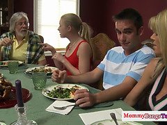 Brunette brune, Tir de sperme, En levrette, Hd, Léchez, Mère que j'aimerais baiser, Maman, Plan cul à trois