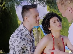 Arsch, Grosser arsch, Blasen, Schwanz, Hardcore, Milf, Im freien, Flotter dreier