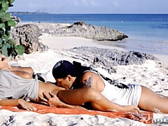 Пляж, Большая жопа, Большой член, Блондинки, Минет, Собачьи, Тощие, Глотающие