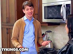 Большой член, Минет, Глубокая глотка, На кухне, Масло, Киски, Кричащие, Влажная