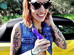 Anal, Coche, Al aire libre, Pequeña, Público, Español, Tatuaje, Juguetes