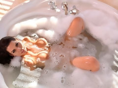 浴室, デカ尻, デカパイ, 黒人, 捕まる, 口内発射, なめる, 濡れ