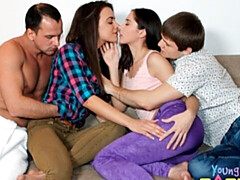 Amateur, Grosse bite, Gros seins, Sucer une bite, En levrette, Le plan cul à quatre, Maigrichonne, Adolescente