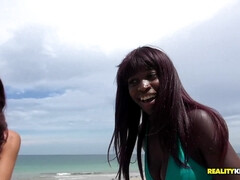 Arsch, Strand, Bikini, Blasen, Braunhaarige, Aufs gesicht abspritzen, Geld, Titten