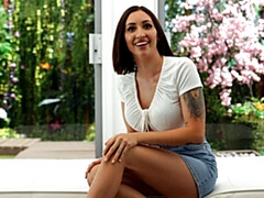 Gros cul, Gros seins, Sucer une bite, Brunette brune, En levrette, Cheveux courts, Adolescente, Nénés