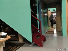 Blond, Man die toekijkt, Klein, Geschoren, Slikken