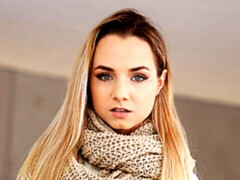 Enthousiasteling, Pijpbeurt, Masturbatie, Natuurlijke tieten, Geschoren, Mager, Kousen, Tiener