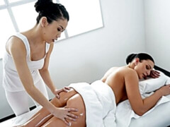 Bruinharig, Vingeren, Interraciaal, Lesbisch, Masturbatie, Kut duiken, Strippen, Tieten likken