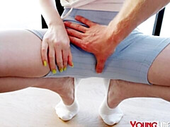 Cul, Grosse bite, Sucer une bite, Brunette brune, Seins naturels, Cheveux courts, Adolescente, Nénés