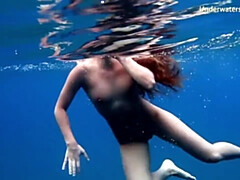 Gros seins, Bikini, Femelle, Fétiche, Petite femme, Public, Solo, Sous marin