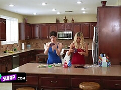 Gros seins, Éjaculer dans la bouche, Le plan cul à quatre, Mature, Mère que j'aimerais baiser, Orgie, Cheveux courts, Adolescente