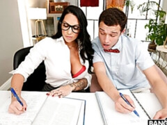 Gros cul, Gros seins, Sucer une bite, Brunette brune, En levrette, Mère que j'aimerais baiser, Dénudage, Tatouage