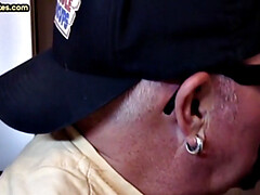 Leie, Blasen, Kehlenfick, Schwul, Handjob, Reif, Tätowierung