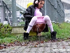 18 jahre, Arsch, Braunhaarige, Nackt, Im freien, Pissen, Dürr, Titten