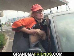 Blasen, Geile alte tussi, Kehlenfick, Oma, Reif, Milf, Realität, Stiefmutter