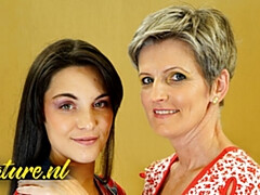 Geile alte tussi, Lesbisch, Lecken, Masturbation, Mutti, Muschi, Kurzes haar, Dürr