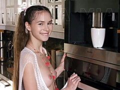 Blond, Vingeren, Gapende, Handbeurt, Keuken, Masturbatie, Tiener, Tieten likken