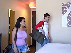 Enthousiasteling, Aziatisch, Slaapkamer, Oudere vrouw, Hondjeshouding, Gezin, Natuurlijke tieten, Zoon