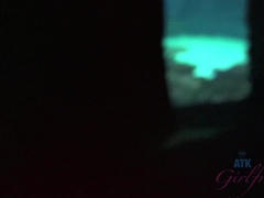 Amateur, Salle de bains, Doigter, Petite amie, Petite femme, Chatte, Nénés, Sous la jupe