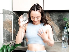 Brunette brune, En gros plan de très près, Cuisine, Masturbation, Orgasme, Chatte, Russe, Nénés