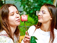 Поцелуи, Белье, Мастурбация, Натуральные сиськи, Киски, Бритые, Стриптизерша, Сиськи